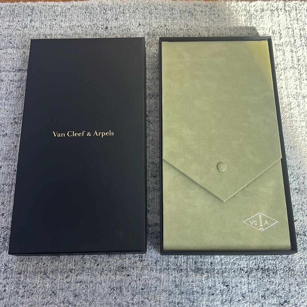 Van Cleef & Arpels Box & Green Suede Case for Necklace